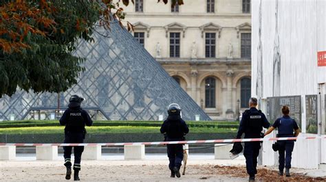 France le Louvre et le château de Versailles évacués après des