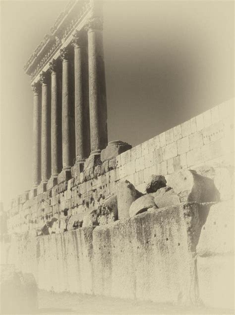 Columnas Del Corinthian En Baalbek Foto De Archivo Imagen De