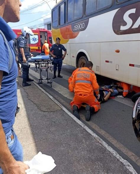 Motociclista vai parar embaixo de ônibus após colidir o transporte