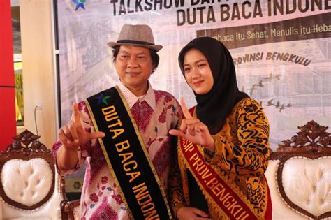 Dresscode Etnik Dan Selempang Duta Baca Indonesia Saat Jadi Narasumber