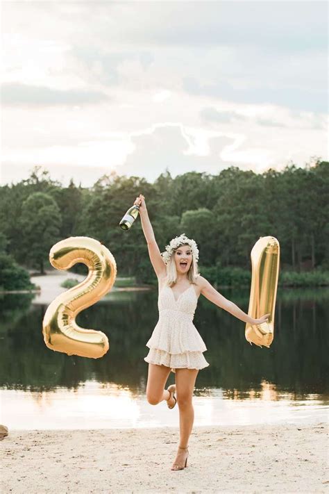 11 Cutest Ideas For A 21st Birthday Photoshoot - College Savvy