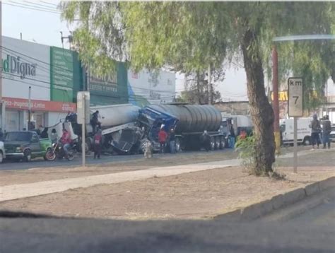 Chocan Dos Tráileres En La Carretera Federal México Texcoco