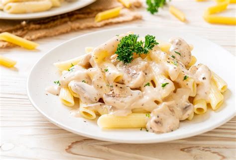 Macarrão Ao Molho Branco Simples Com Creme De Leite E Um Segredinho Bem Especial