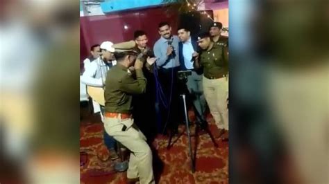 Up मुरादाबाद में डांस करते पुलिसकर्मियों का वीडियो वायरल कोतवाली में