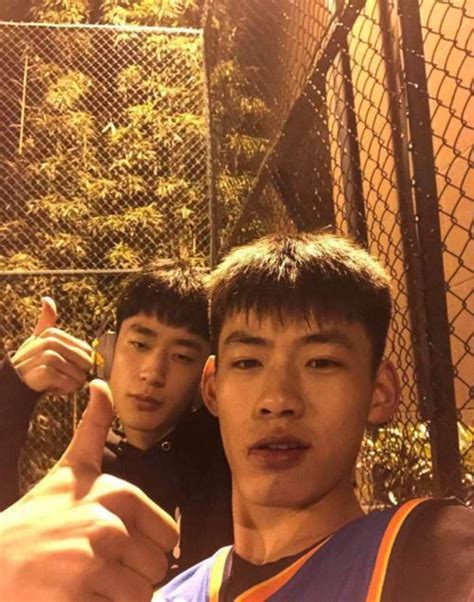 体育生爸爸操射骚逼艺术生 Asian Gay Porn