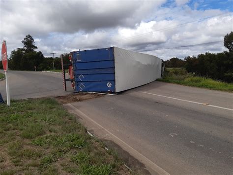 Tombamento De Caminh O Bloqueia Em Meia Pista A Br