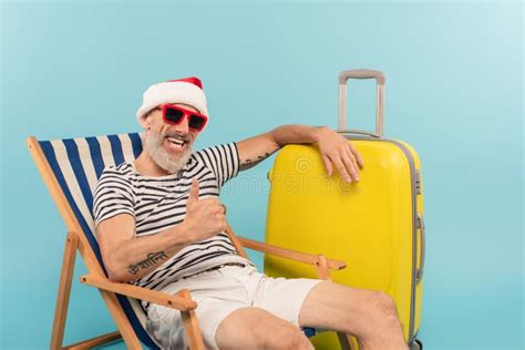 Hombre Maduro Feliz Con Sombrero De Santa Foto De Archivo Imagen De