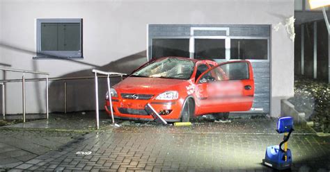 Bochum Betrunkener Mann Stiehlt Pizzataxi Und Baut Schweren Unfall