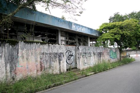 Vizinhos reclamam de prédios abandonados