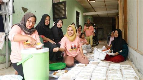 Hari Kedua Dapur Umum Emak Emak Di Langkat Bagikan Ratusan Paket