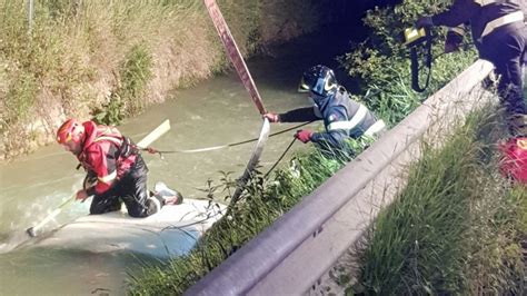 Corridonia L Auto Esce Di Strada E Finisce Sott Acqua In Un Canale