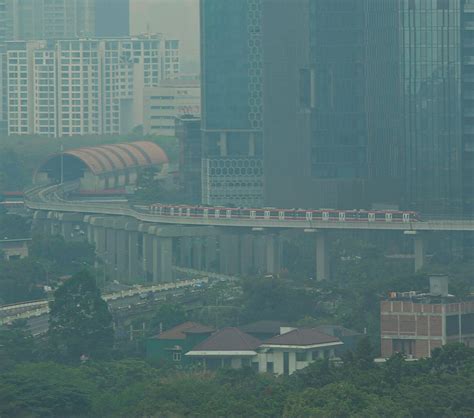 Foto Kabut Polusi Udara Kembali Menyelimuti Jakarta Dan Tercatat