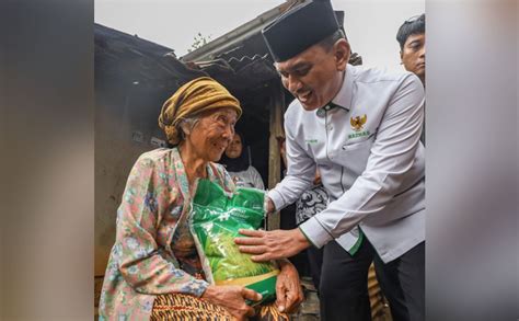 BAZNAS RI Salurkan Zakat Fitrah Kepada 250 Mustahik Di Kampung Mongol