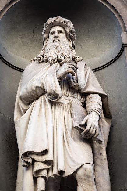 Premium Photo Leonardo Da Vinci Statue Of The Genius Located In Front