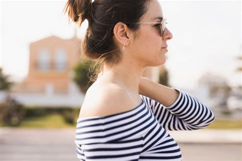 Free Photo Side View Of A Young Woman Wearing Sunglasses Looking Away