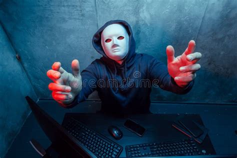 Hacker An Nimo Usando M Scara Facial Trabalhando No Computador Em Sala