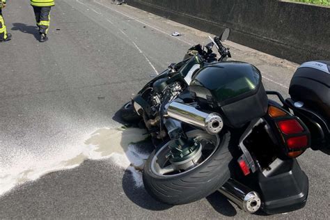 Biker Kracht Auf A Bei Bergheim Gegen Transporter Hubschrauber