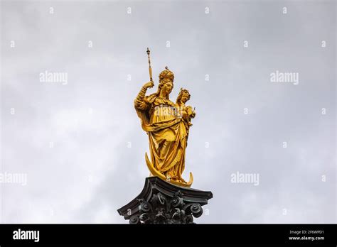 Estatua Dorada De La Virgen Mar A Sobre El Mariens Ule Columna Mariana