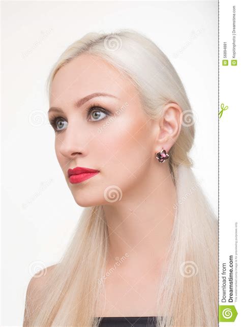 Belle Fille Avec De Longs Cheveux Blancs Et Rouge Image Stock Image Du Regard Verticale 56894881