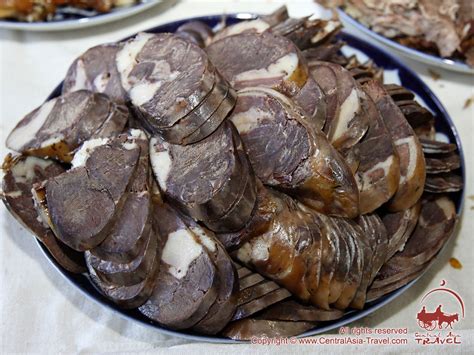 Казы - домашняя колбаса из конины. Блюда узбекской кухни.