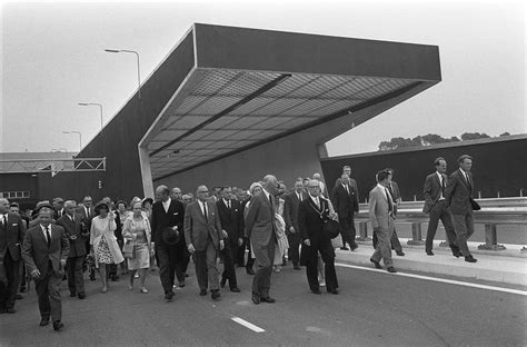 Minister Drs J A Bakker Opent De Heinenoord Tunnel Onder De Oude Maas