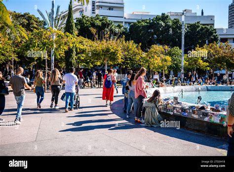 Tel Aviv Isra L D Cembre Les Gens Viennent Pour Adorer