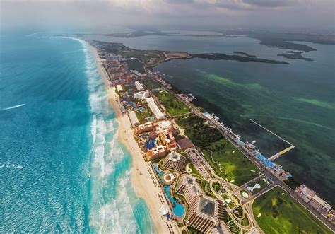 Vista Aerea De La Zona Hotelera De Cancun Tampaposts