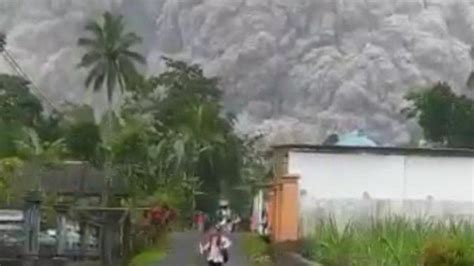 Gunung Semeru Gugurkan Lahar Panas Warga Dua Kecamatan Berbondong