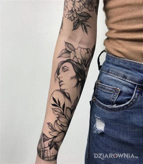 Tatuaż kobieta w otoczeniu kwiatów Autor Make Art Tattoo Studio