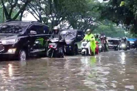 Diguyur Hujan Lebat Bandung Dikepung 10 Titik Banjir Dan Genangan Air