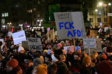 Decenas De Miles De Personas Protestan Contra La Ultraderecha En