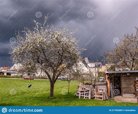 Nubes De Tormenta En El Cielo Sobre Un Pueblo Foto De Archivo Imagen