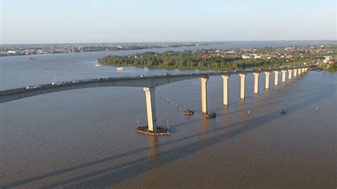 Opnieuw voertuig onbeheerd aangetroffen op Bosje brug in Suriname - Waterkant