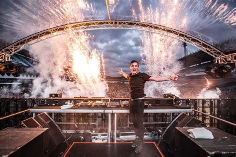 Martin Garrix On Stage - 2048x1365 - Download HD Wallpaper - WallpaperTip