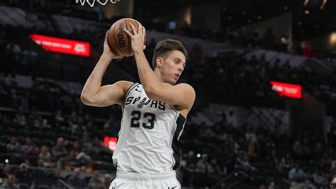 MRI finds Spurs forward Zach Collins has fibula fracture