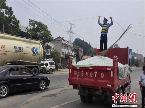 线缆垂落致交通阻塞 交警充当“人肉电线杆”图新浪新闻