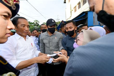 FOTO Ngabuburit Di Makassar Presiden Jokowi Kunjungi Pasar Terong