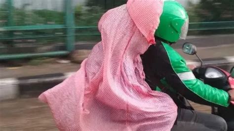 Kumpulan Potret Jas Hujan Yang Bikin Kamu Jadi Pusat Perhatian