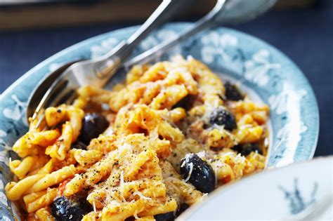 Pasta Strozzapreti I Tomats S Med Oliver Och Parmesan Recept Zeta