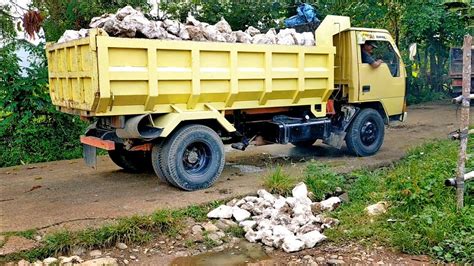 Mobil Truk Fuso Canter Pembawa Batu Gunung Kesulitan Bongkar Muatan