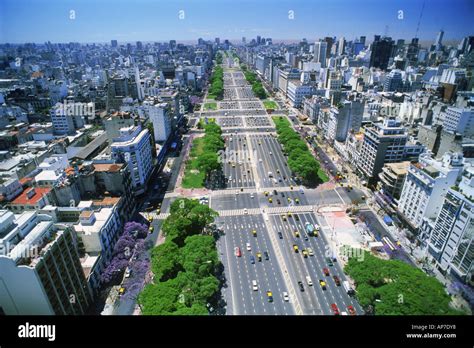 Bersicht Des Verkehrs Auf Avenida Nueve De Julio In Buenos Aires