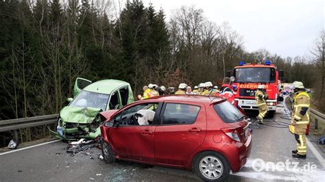 Frontalunfall Auf Der B J Hrige Im Krankenhaus Verstorben Onetz