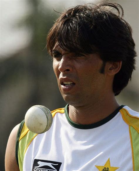 Mohammad Asif prepares to bowl | ESPNcricinfo.com