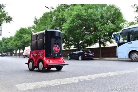 京东配送机器人走上北京街头 实现常态化配送运营京东机器人配送新浪新闻