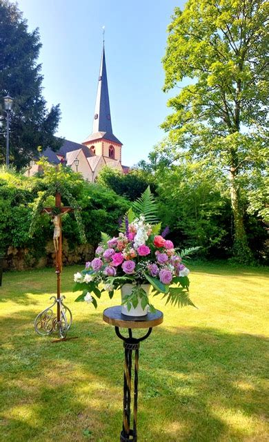 Start Der Sommerkirche Im Pfarrhausgarten An Pfingstmontag Pfarrei