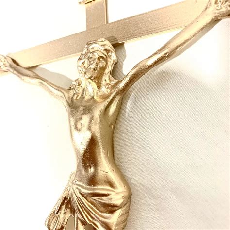 Crucifixo Em Metal De Parede Dourado Tradicional Elo