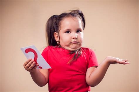 Niño Con Signo De Interrogación En La Frente Niño Pensante En El