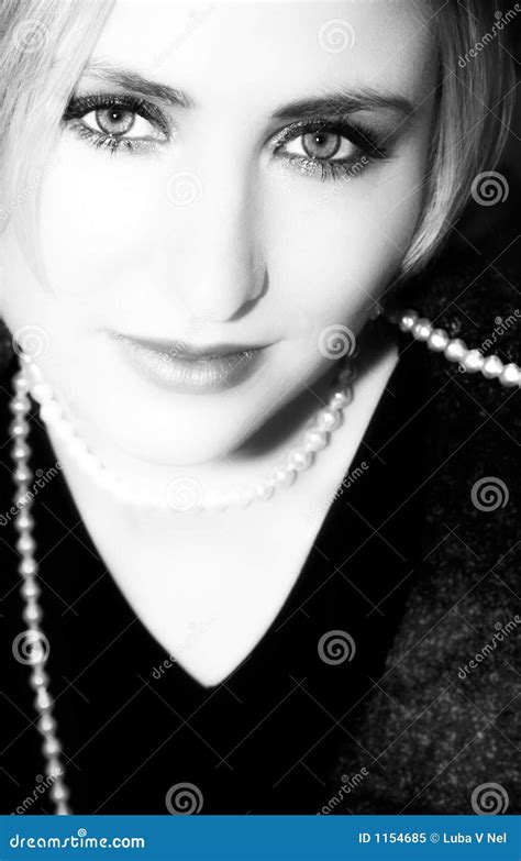 Jeune Femme Blonde En Jupe Et Perles Grises De Laines Image stock Image du espiègle briller
