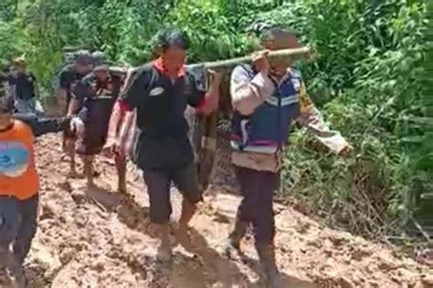 Gotong Suku Talang Mamak Pakai Tandu Anggota Polisi Di Tebo Ini Jalan