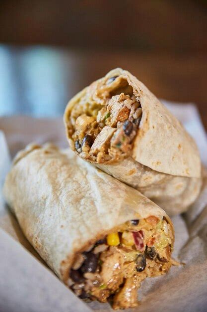 Burrito de pollo a la parrilla con frijoles negros y maíz Foto Premium